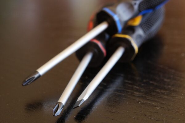 How to Choose the Best Screwdriver - Buy Online Dubai